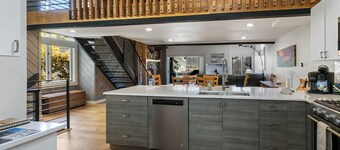 Beautifully Renovated, Ski in/out, Hot Tub, Pool