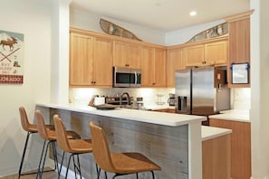 Réfrigérateur, four à micro-ondes, un four, surface de cuisson