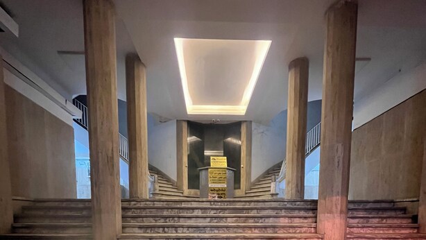 A grand staircase with marble steps leading up to a landing with a light fixture. - Cairo casa inn (Cairo)
