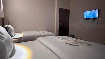 Habitación triple clásica | Ropa de cama de alta calidad, edredón, minibar y wifi gratis