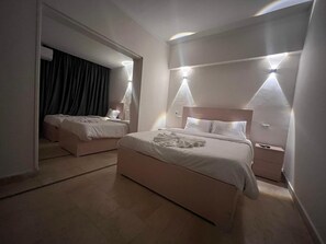 Quarto quádruplo família, vista para a cidade | Roupas de cama premium, edredons de pluma, frigobar, Wi-Fi de cortesia