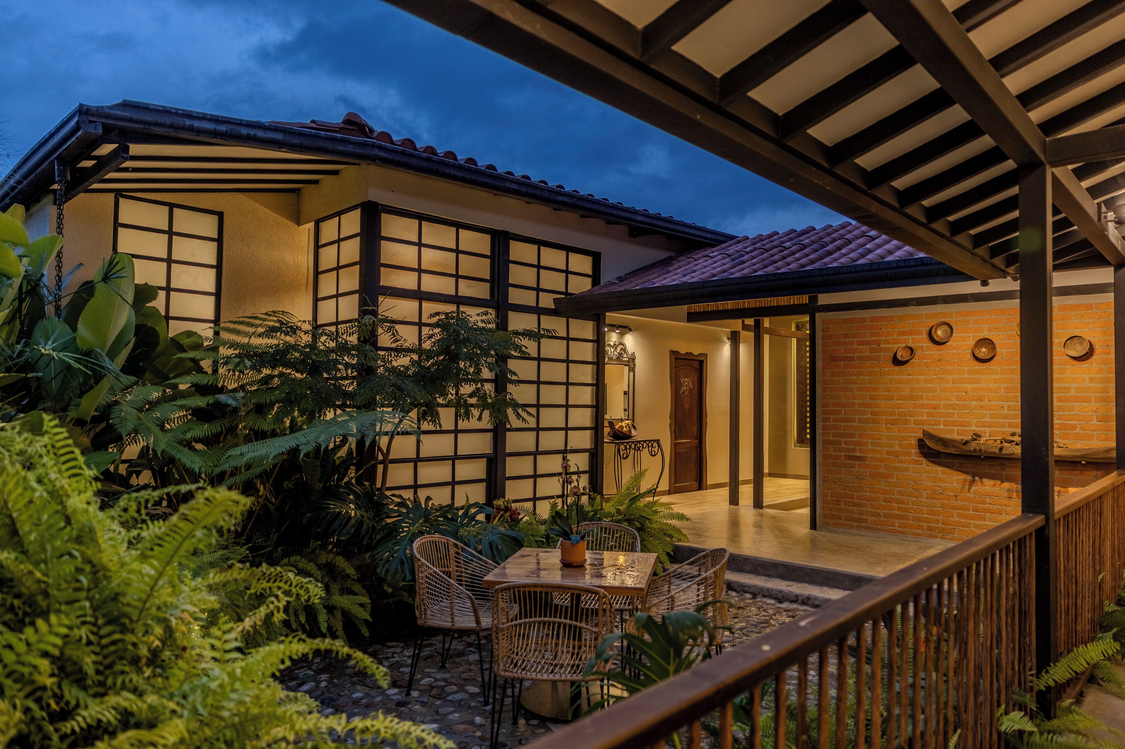 Ein traditionelles japanisches Haus mit Tatami-Mattenböden, einer Holzveranda und einer Ziegelwand.