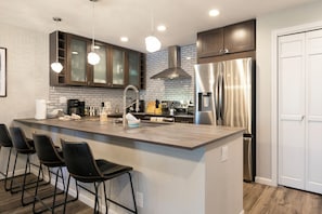 Fridge, microwave, oven, stovetop - A gem in the heart of Avon. Walk to the Lifts! (Avon)