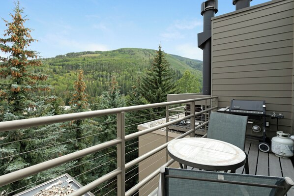 Outdoor dining - Simba Run 1525 - Gorgeous Updated Condo, Shuttle to Lifts! (Vail)