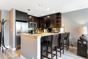 Fridge, microwave, oven, stovetop - Simba Run 1525 - Gorgeous Updated Condo, Shuttle to Lifts! (Vail)
