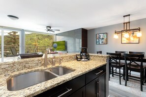 Fridge, microwave, oven, stovetop - Simba Run 1525 - Gorgeous Updated Condo, Shuttle to Lifts! (Vail)