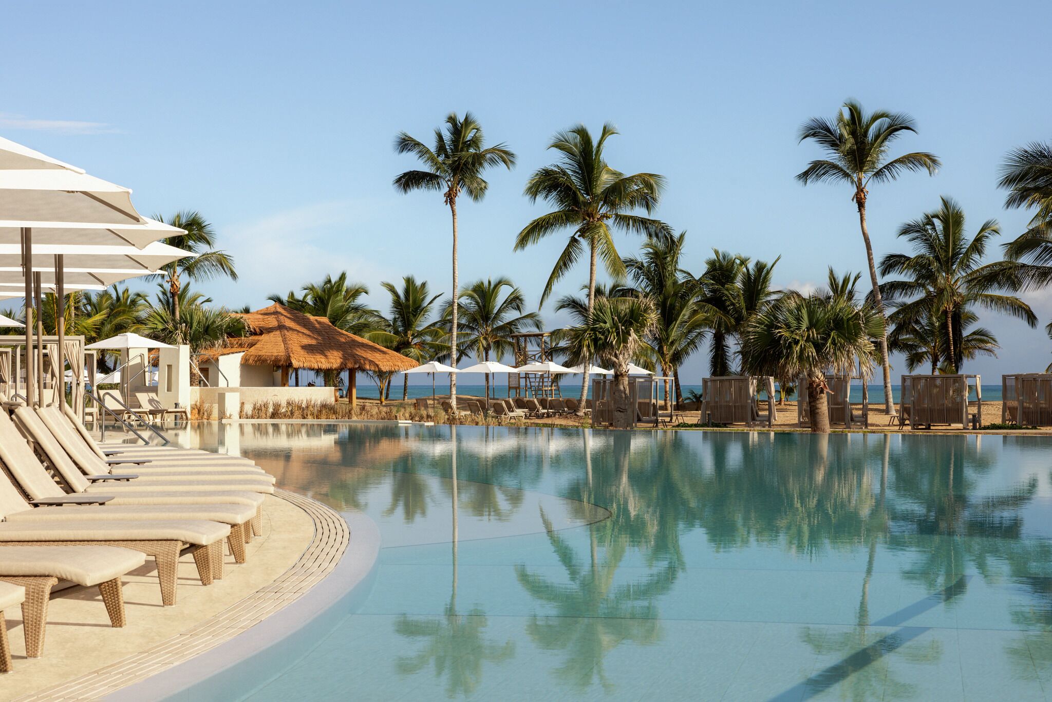 3 piscinas al aire libre (de 07:00 a 18:30), sombrillas, tumbonas