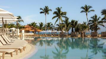 3 piscinas al aire libre (de 07:00 a 18:30), sombrillas, tumbonas