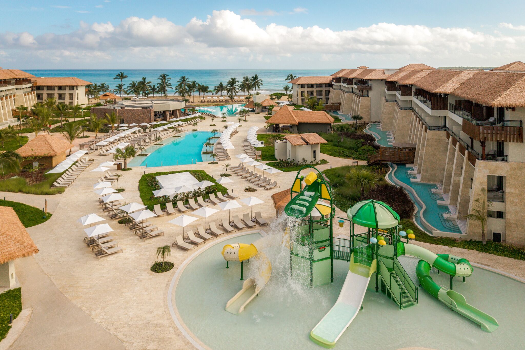 Un complexe hôtelier doté de plusieurs piscines, d’un parc aquatique et d’hébergements situés en bord de mer.