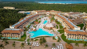 Un complexe hôtelier doté de plusieurs piscines, d’une plage et offrant une vue sur un lac.