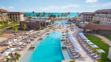 3 piscines extérieures, parasols de plage, chaises longues