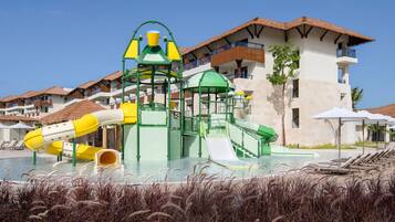 3 สระว่ายน้ำกลางแจ้ง เปิด 7:00 น. ถึง 18:30 น., ร่มริมสระว่ายน้ำ