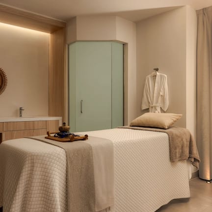 Sauna, hot tub, steam room, body treatments, hydrotherapy, aromatherapy