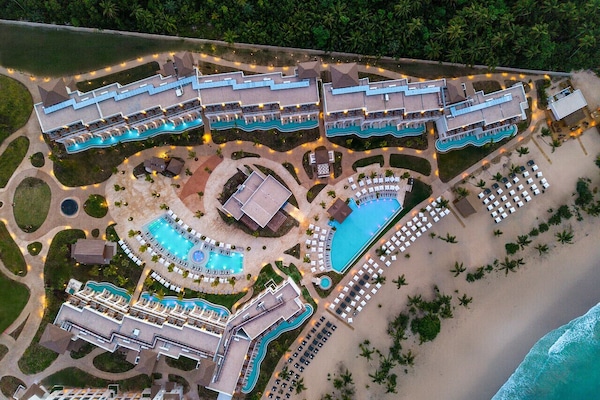 Framhlið gististaðar – að kvöld-/næturlagi