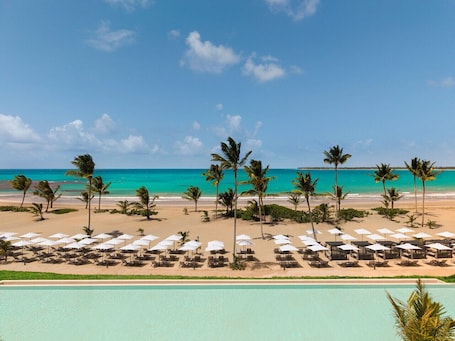 3 piscinas externas, funciona das 7h às 18h30, guarda-sóis