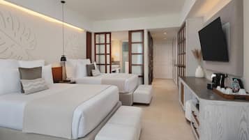 Una habitación de hotel moderna con dos camas, un escritorio y un televisor.