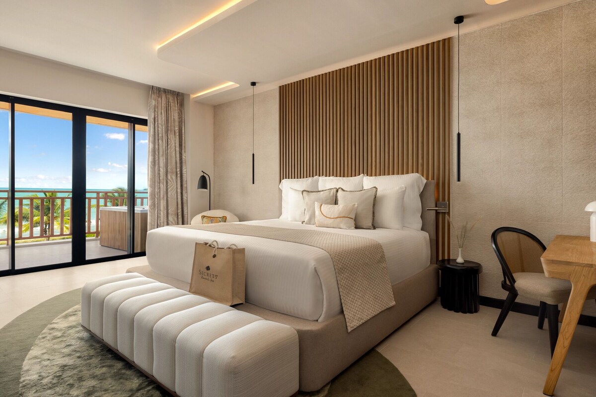 Preferred Club Presidential Suite Ocean Front | Minibar, in-room safe, WiFi (free), bed sheets