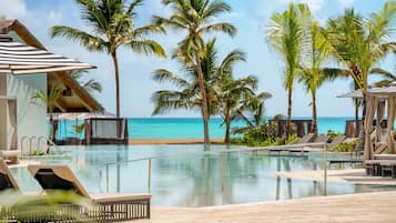 3 buitenzwembaden, parasols voor strand/zwembad