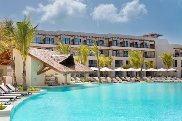 6 bars/lounges, swim-up bar, poolside bar