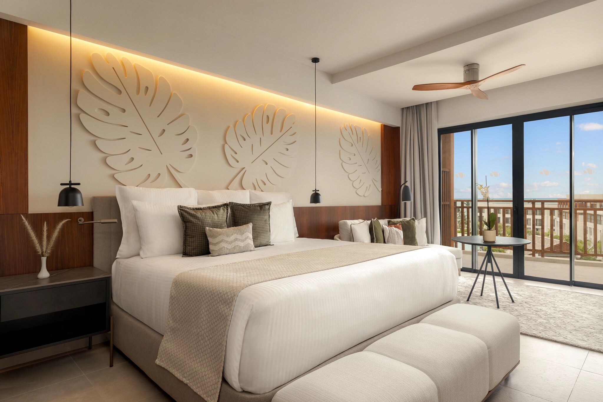 Junior Suite Partial Ocean View - King | Minibar, värdeförvaringsskåp på rummet, gratis wi-fi och sängkläder
