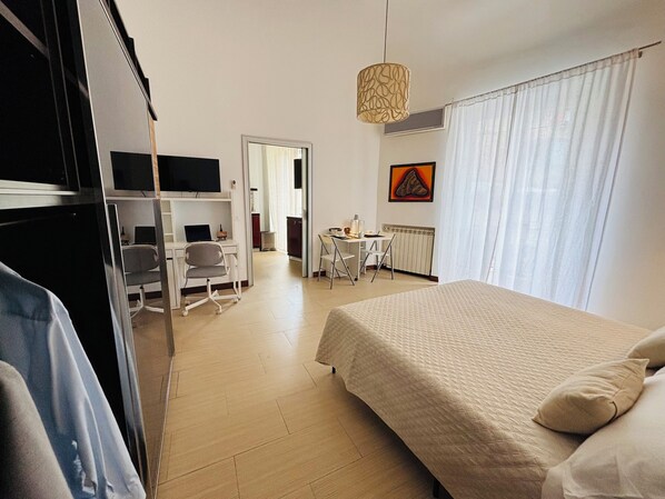 1 chambre, coffre-fort, bureau, fer et planche à repasser