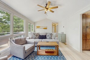 TV - Lakeside cottage with beautiful water-views and outdoor fire pit (Ossipee)