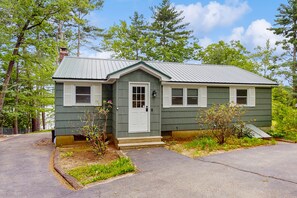 Exterior - Lakeside cottage with beautiful water-views and outdoor fire pit (Ossipee)