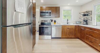 Lakeside cottage with beautiful water-views and outdoor fire pit