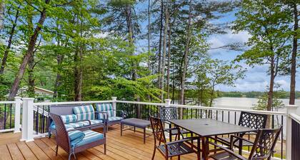 Lakeside cottage with beautiful water-views and outdoor fire pit
