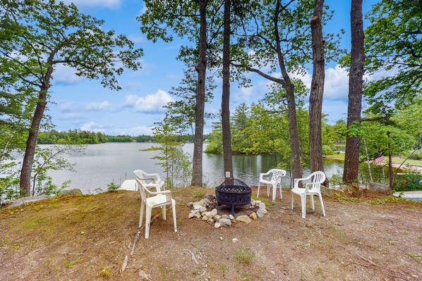 Property grounds - Lakeside cottage with beautiful water-views and outdoor fire pit (Ossipee)