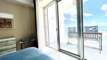 Tabla de planchar con plancha, wifi gratis y ropa de cama