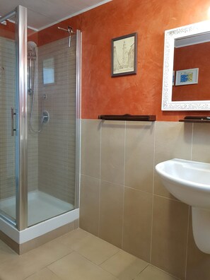 Regadera, bidet, toallas, jabón 