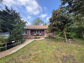 Exterior - Cozy 4BR Lagoon Cottage, King Bed, Hot Tub, Game Room, Gym, Family Fun, kayaks (Brick Township)