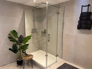 Family Double or Twin Room | Bathroom