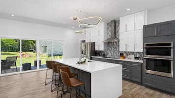 Luxury House, 6 Bedrooms, Non Smoking, Private Pool | Private kitchen | Electric kettle