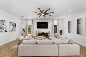 Luxury Σπίτι, 6 Υπνοδωμάτια, Μη Καπνιστών, Ιδιωτική Πισίνα | Περιοχή καθιστικού | Τηλεοράσεις
