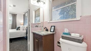 Doccia, asciugacapelli, asciugamani, sapone