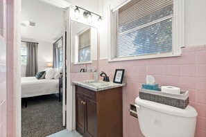 Suihku, hiustenkuivaaja, pyyhkeet, saippua