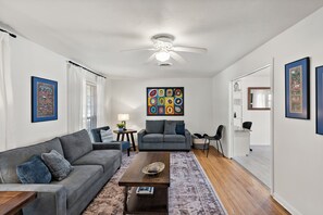 Smart TV - Century Oaks Trio - Easy walk to campus from from your Historic District getaway (College Station)