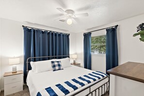 4 bedrooms, desk, iron/ironing board, WiFi - Century Oaks Trio - Easy walk to campus from from your Historic District getaway (College Station)