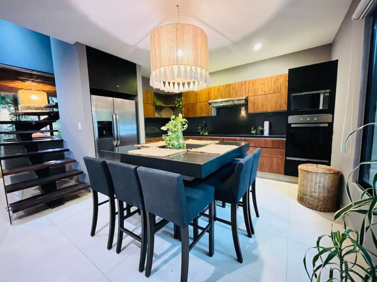 Réfrigérateur, un four, surface de cuisson, cafetière-théière