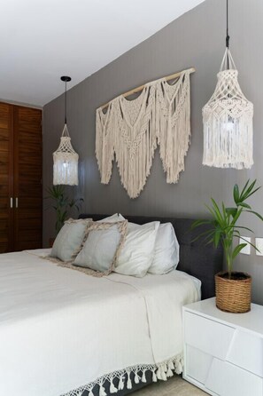 1 soverom, skrivebord, strykejern/-brett og reiseseng for barn