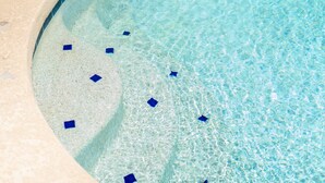 A clear pool with blue tiles and a curved edge. - Sparkling Pool  Putting Green in Tempe (Tempe)