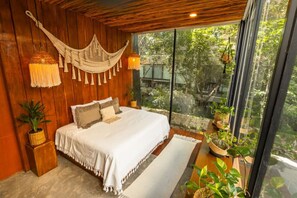 4 soverom, skrivebord, strykejern/-brett og reiseseng for barn