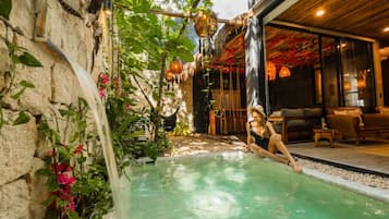 Outdoor spa tub