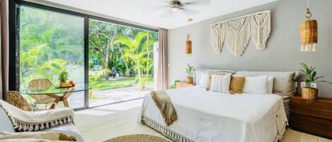 1 chambre, bureau, fer et planche à repasser, lit de bébé portatif