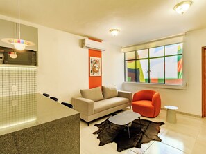 Appartement classique, 2 chambres | Aire de séjour | Téléviseur à écran plat