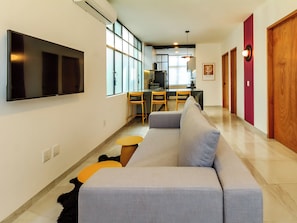 Departamento exclusivo, 2 habitaciones | Área de sala de estar | Televisión de pantalla plana