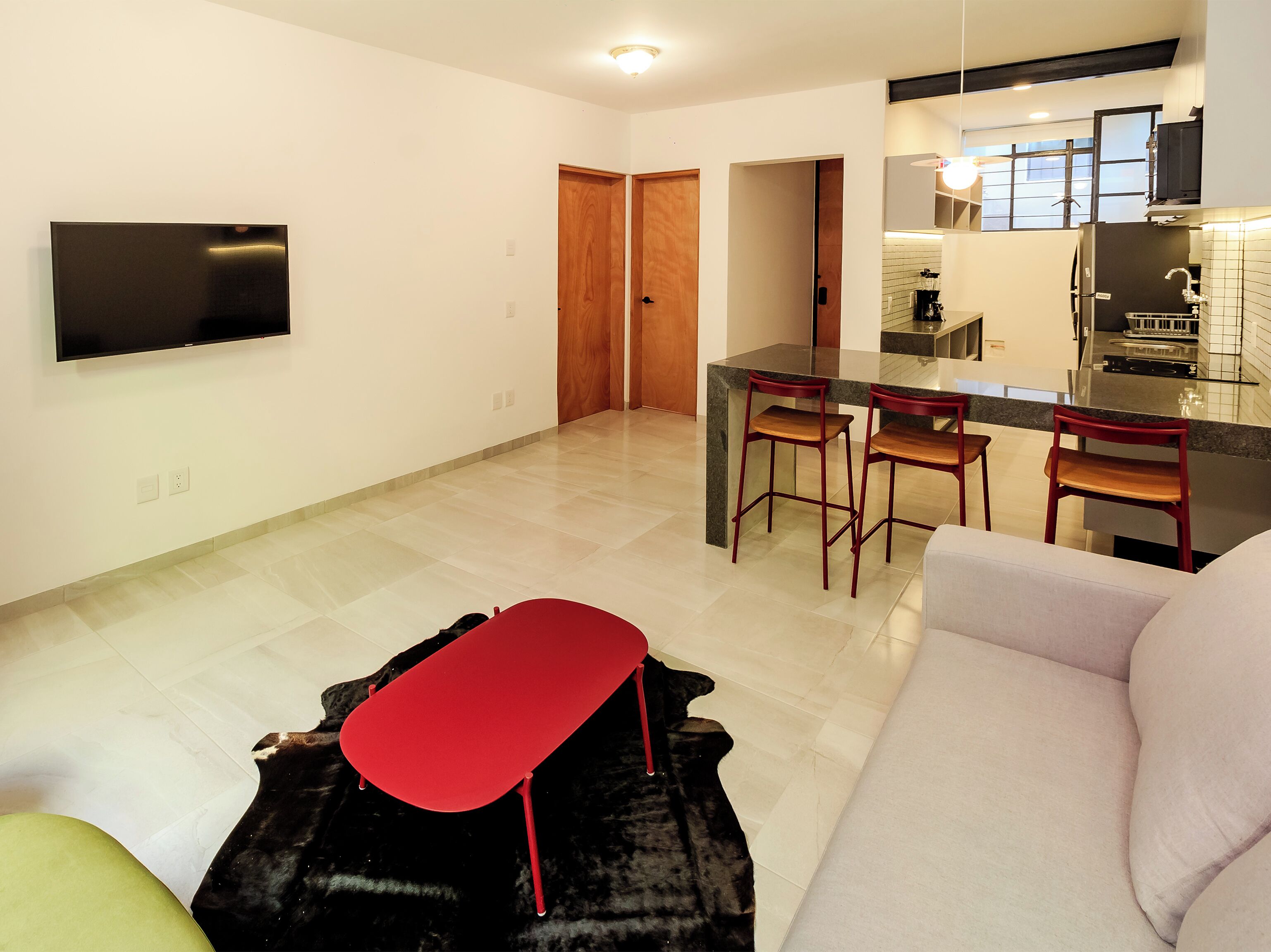 Un apartamento moderno con sala de estar, cocina y comedor.