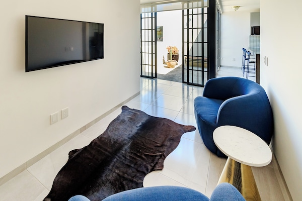 Deluxe Apartment | Living area | Flat-screen TV